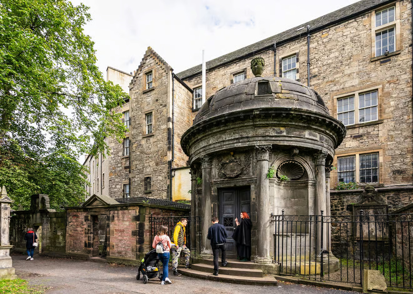 Edinburgh: Haunted Underground Vaults and Graveyard Tour