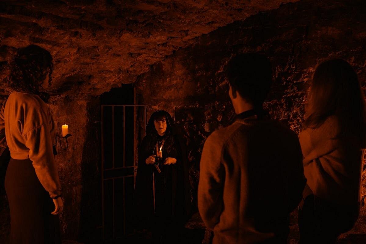 Small Group Edinburgh Underground Vaults & Graveyard Ghost Tour